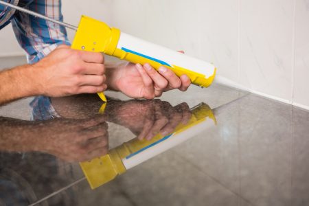 Astuces incontournables pour redonner éclat et propreté aux joints de carrelage de votre salle de bain