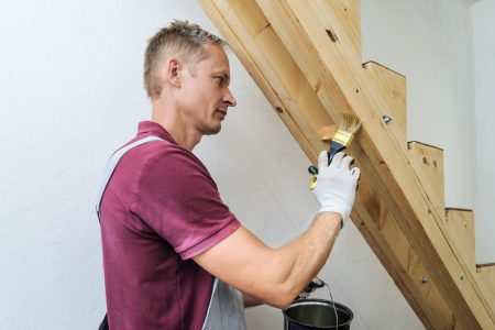 Choisir la bonne peinture pour un escalier en bois