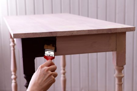 Peindre un meuble en bois effet vieilli pour un rendu authentique